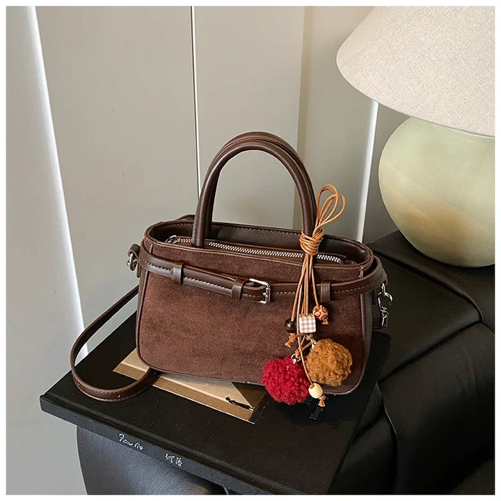 Suede bag with retro design + accessories