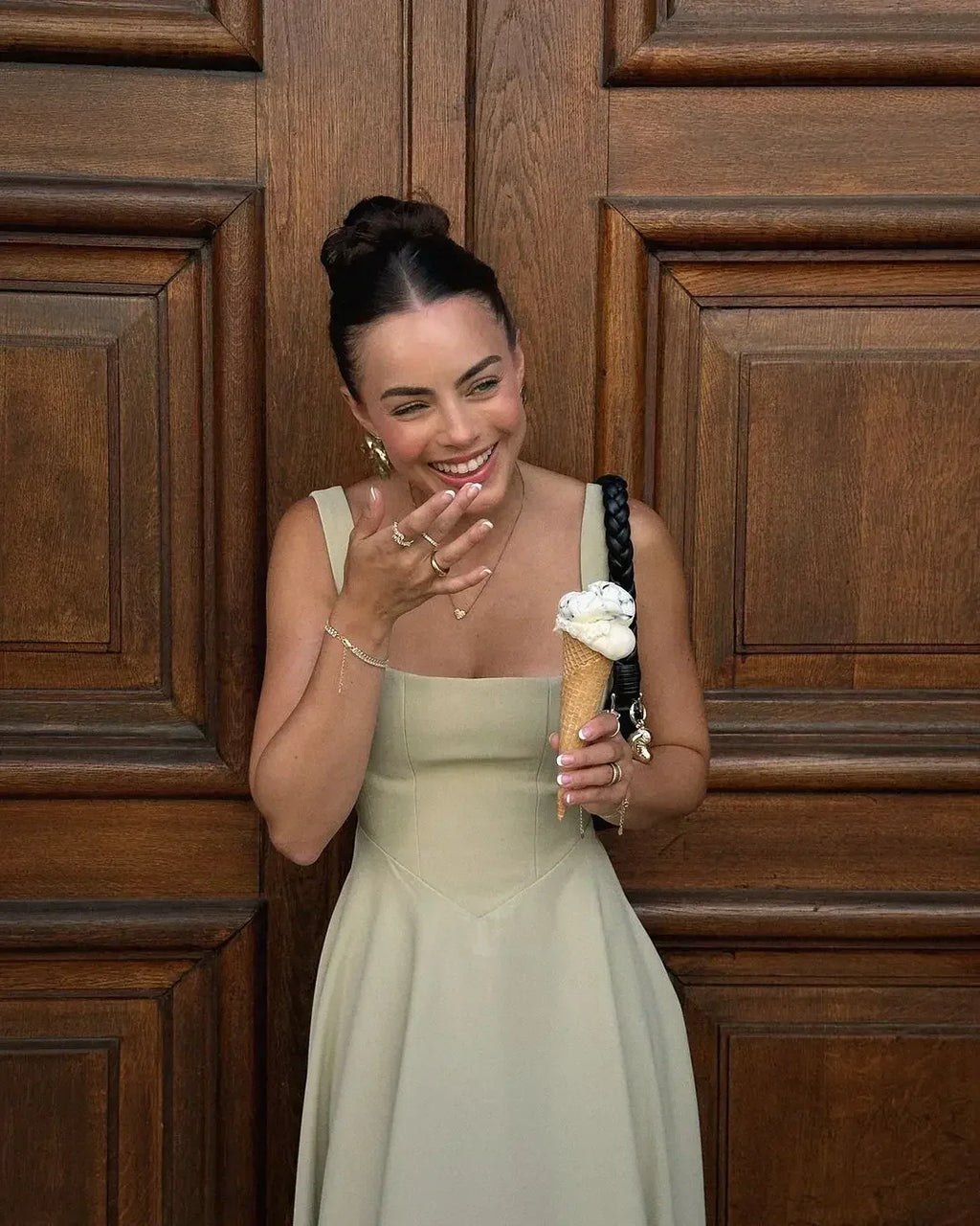 שמלת מידי סאטן בגזרת A - Violette