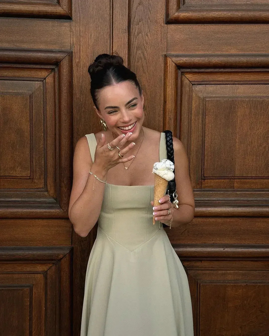 שמלת מידי סאטן בגזרת A - Violette