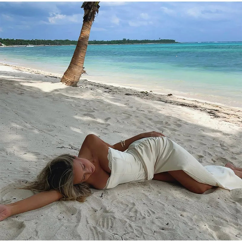 שמלת מקסי סטרפלס סאטן בעיצוב שסע וקשירה בגב להצמדה במותן בעיטור תחרה - מלאכי