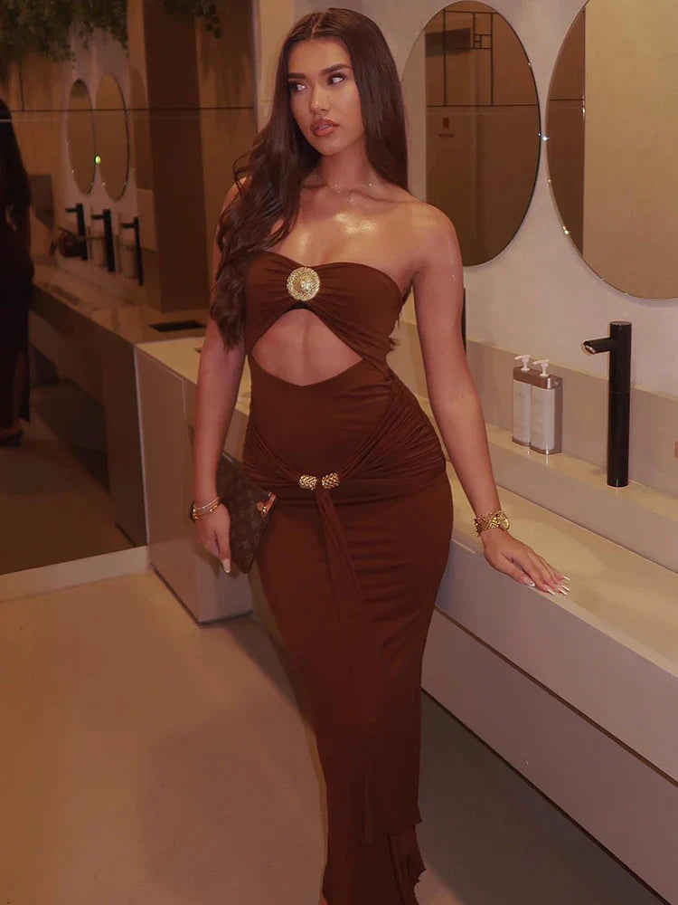 שמלת מקסי סטרפלס בעיצוב פתח ושובל בעיטור אבזמים - טאליה