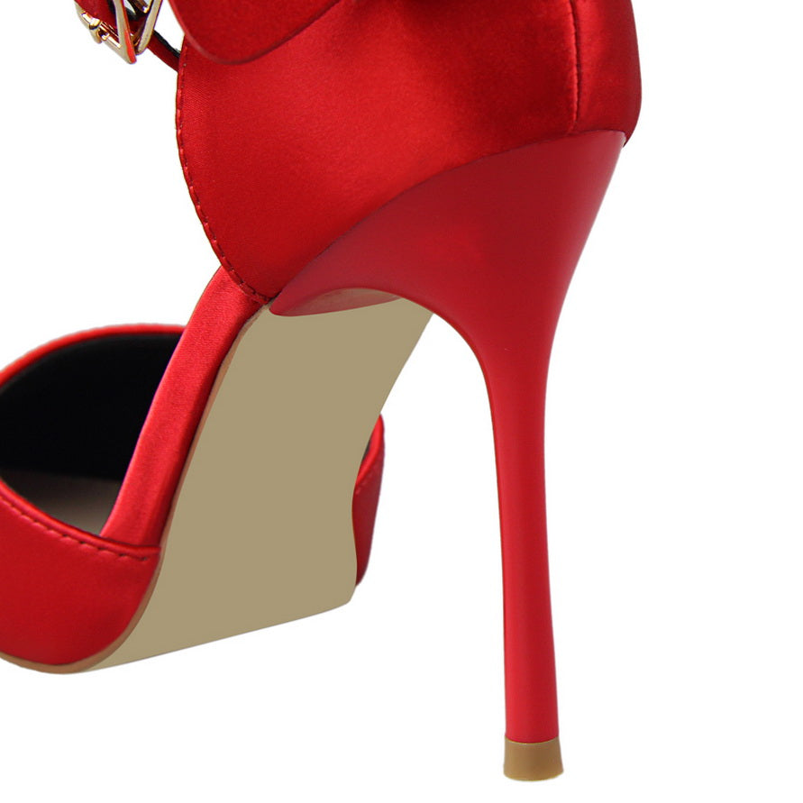 נעלי עקב שפיץ בד משי בעיטור פפיון - BIANCA