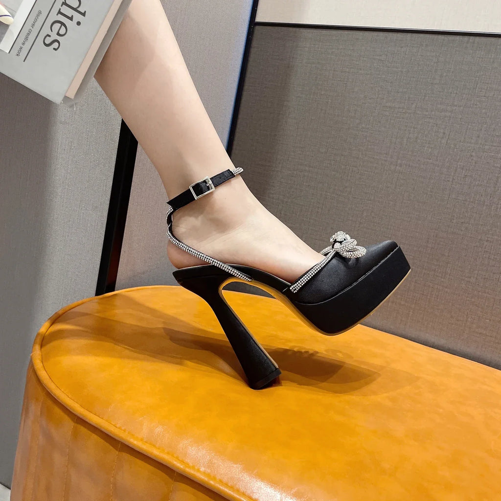 נעלי עקב סאטן שפיץ בעיטור פפיון נוצץ - טוני