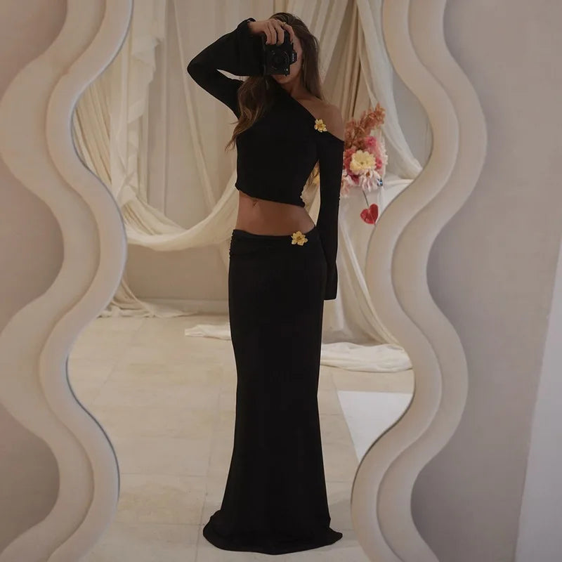 סט שני חלקים בעיטור אבזמי פרחים זהובים חולצה בעיצוב כתף חשופה וחצאית מקסי - צליל