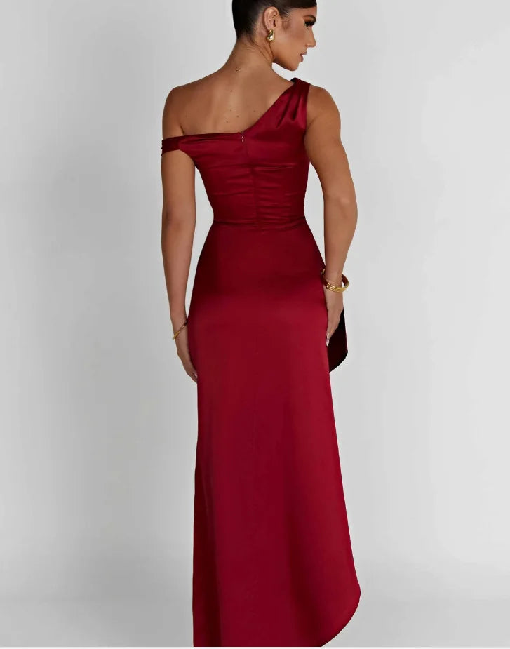 שמלת מקסי סאטן בעיצוב שסע וכתף חשופה - אמיליאנה