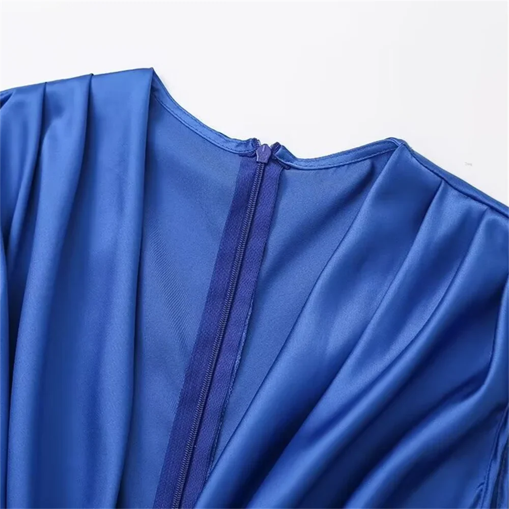 שמלת מידי סאטן בעיצוב כיווצים ומחשוף עמוק - ברי