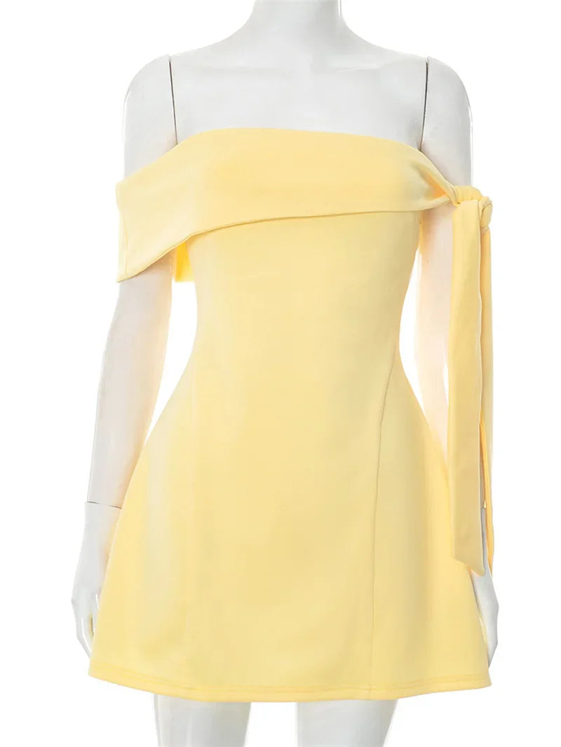 שמלת מיני בגזרת A כתפיים חשופות בעיטור קשירה - שלי