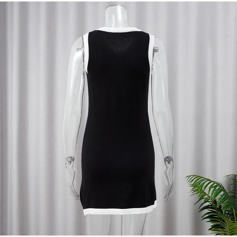 שמלת מיני סרוגה בסגנון מחויט - אמור