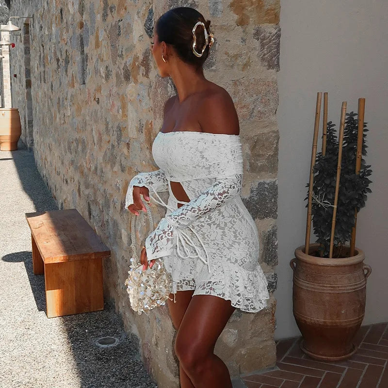 שמלת מיני תחרה כתפיים חשופות בעיטור חוטי קשירה במותן ובידיים - Aviana