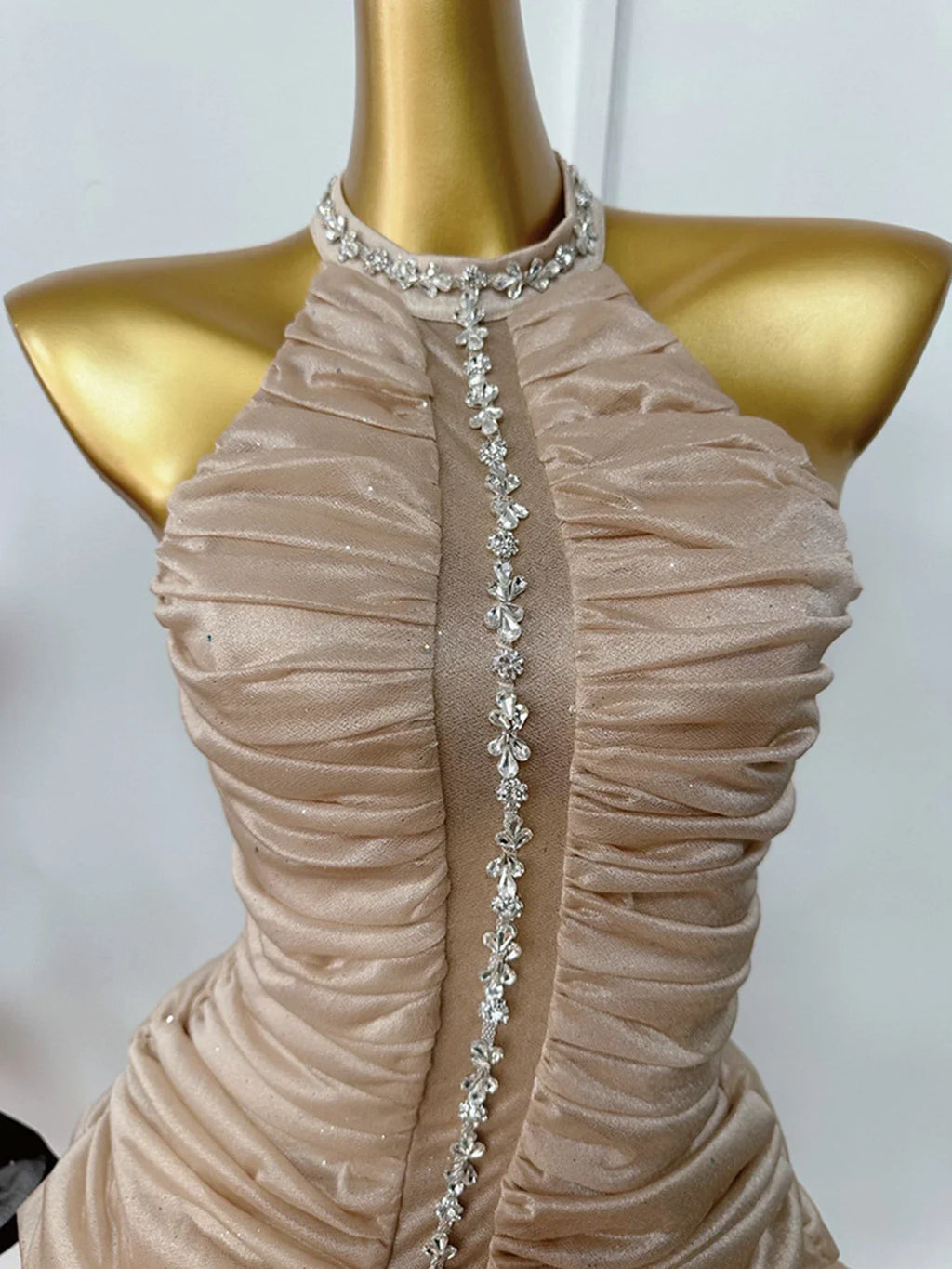 שמלת מיני שיפון קיפולים מלמלה בעיטור יהלומים ונצנצים - יאבה