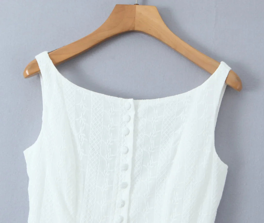 שמלת מיני בעיצוב רקמה בעיטור כפתורים - שקד