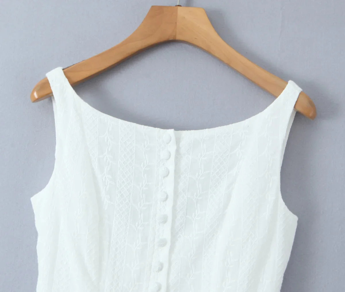 שמלת מיני בעיצוב רקמה בעיטור כפתורים - שקד