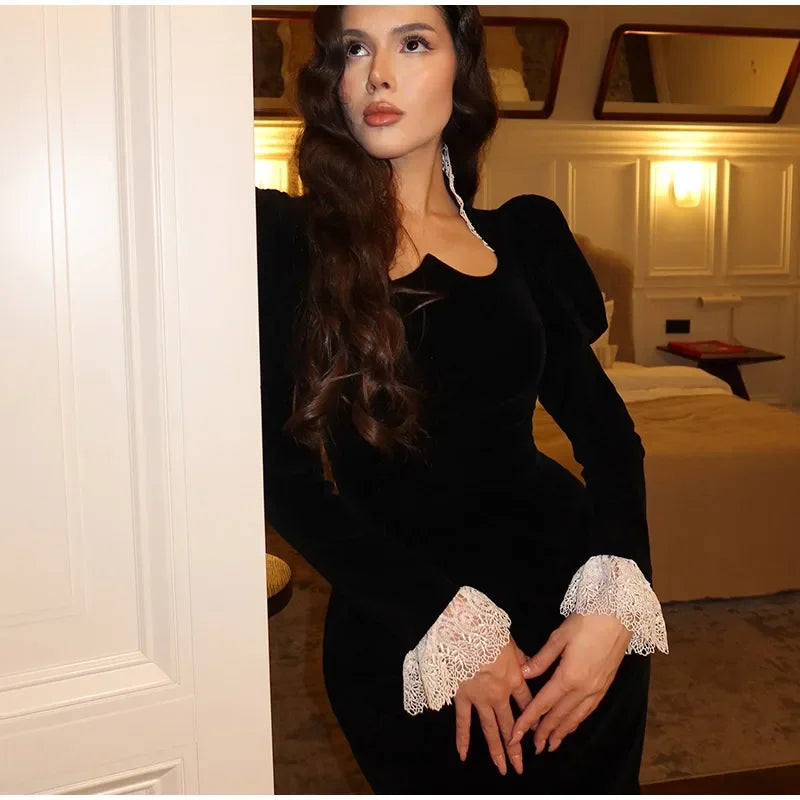 שמלת מקסי קטיפה בעיטור תחרה  - Saylor