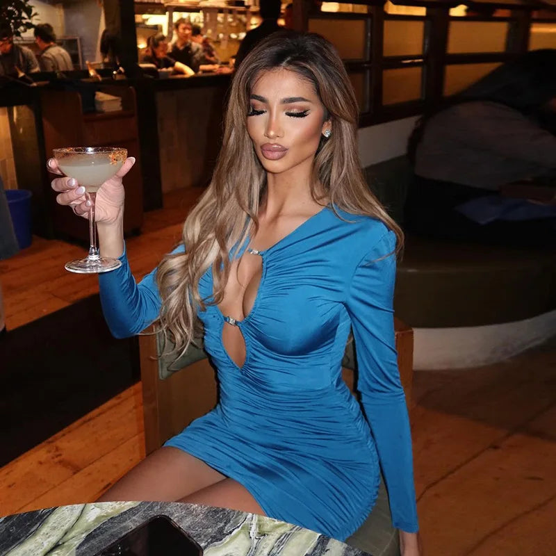 שמלת מיני צמודה בעיצוב פתחים ואבזמי זרקונים - מייס