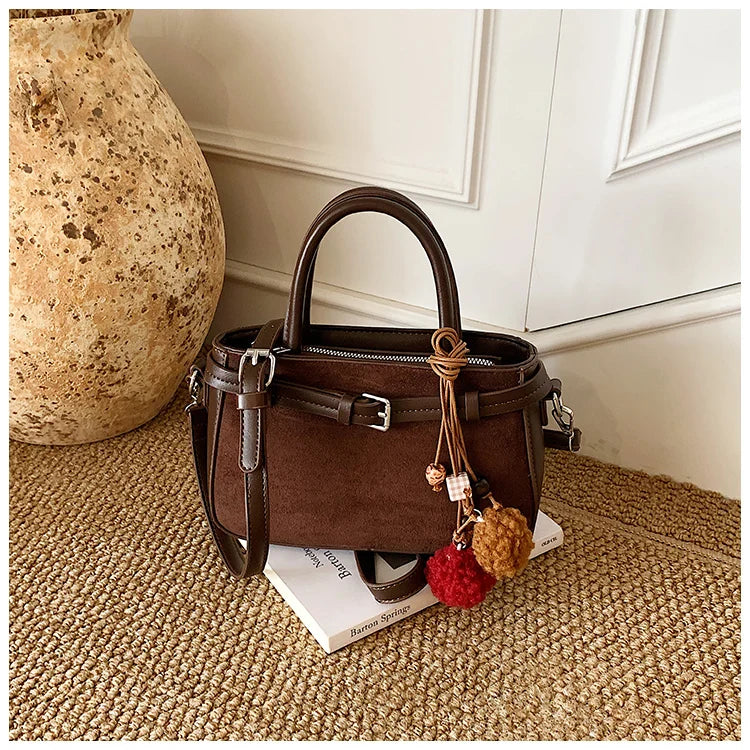 Suede bag with retro design + accessories