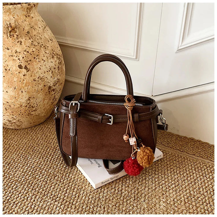 Suede bag with retro design + accessories