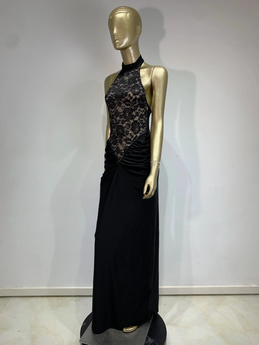 שמלת מקסי כיווצים בגזרת קולר בעיצוב תחרה אטומה גב פתוח - Elliana