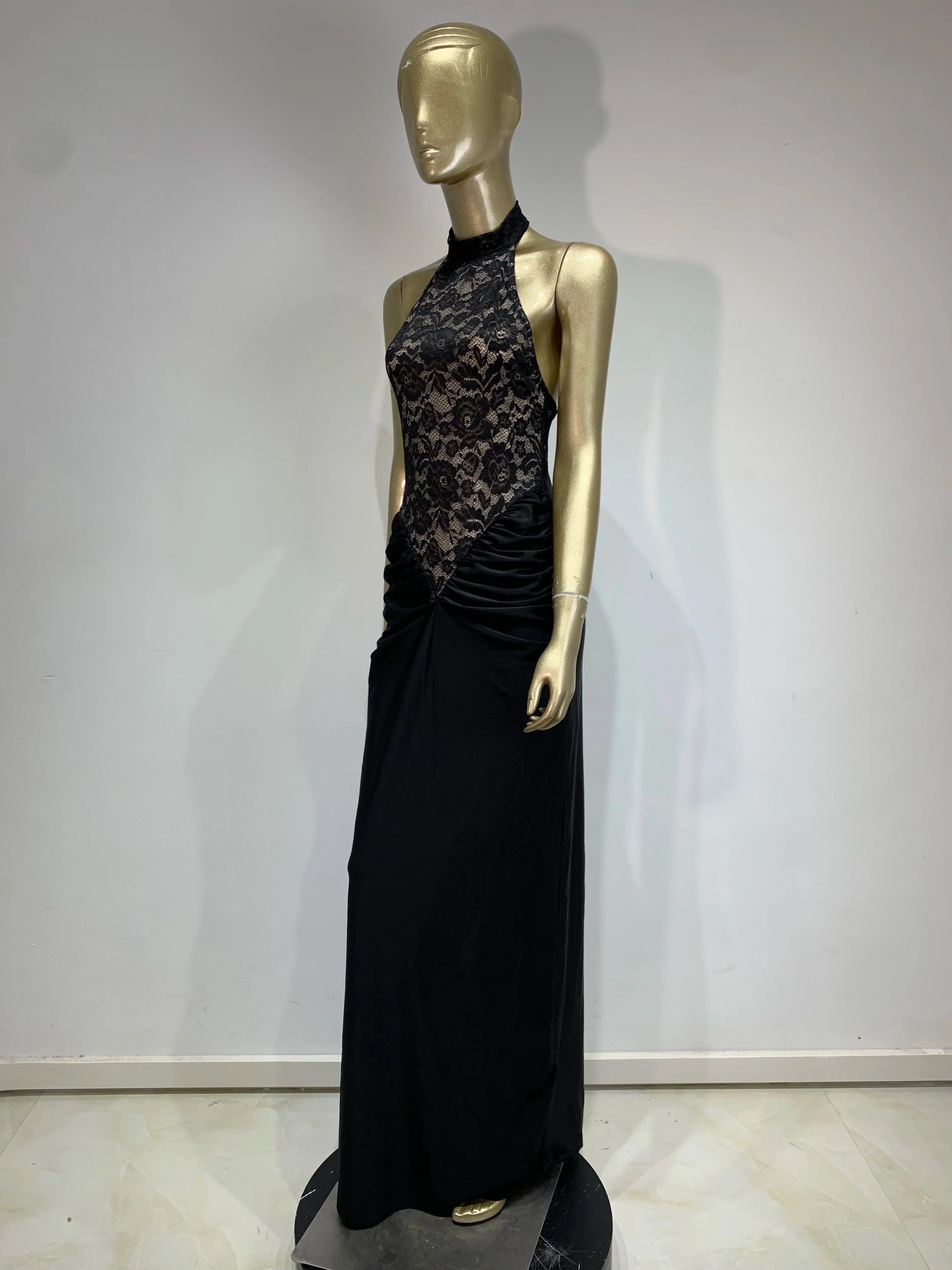 שמלת מקסי כיווצים בגזרת קולר בעיצוב תחרה אטומה גב פתוח - Elliana