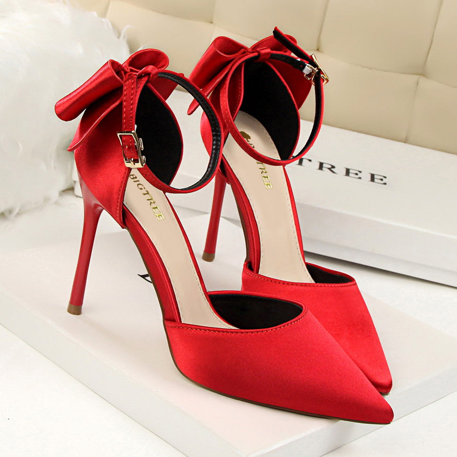 נעלי עקב שפיץ בד משי בעיטור פפיון - BIANCA