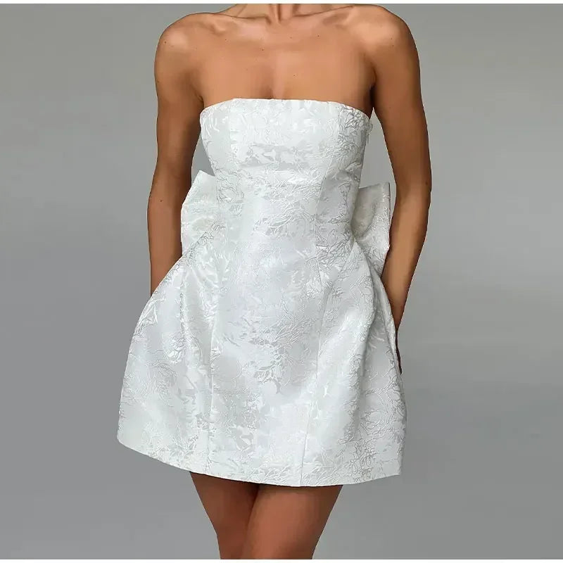 שמלת מיני סטרפלס בעיטור רקמת איורי פרחים ופפיון - חימנה