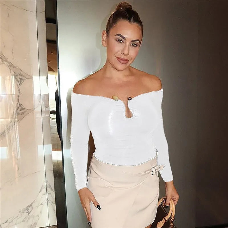 חולצה צמודה כתפיים חשופות בעיטור אבזם - סטייס