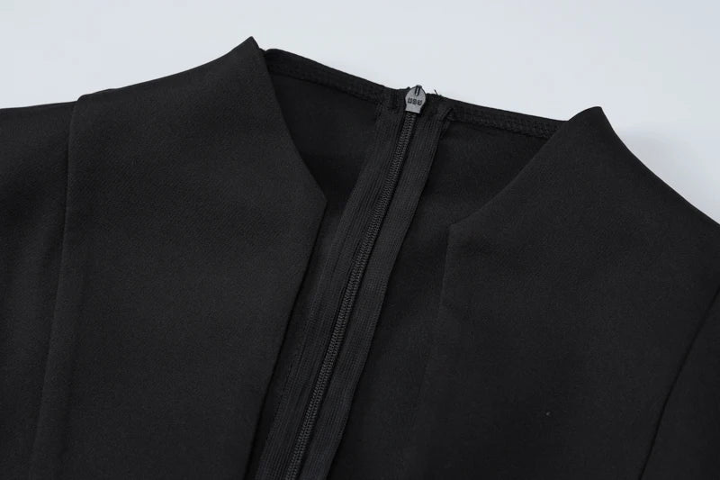 שמלת מיני בגזרת A בעיטור כיסים ומחשוף עמוק - ניני