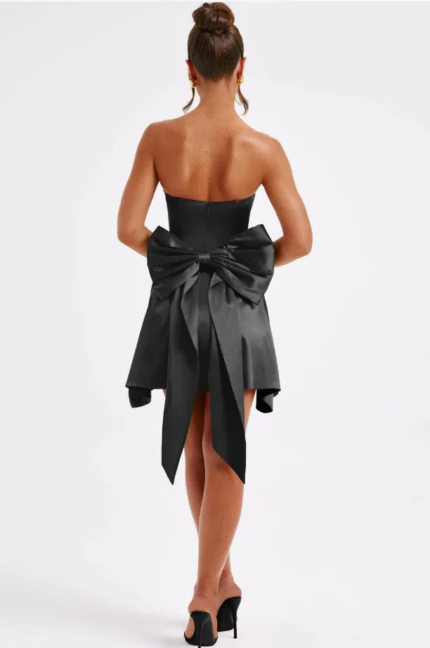 שמלת מיני סטרפלס סאטן בגזרת A בעיטור פפיון בעיצוב אסימטרי - Roselyn