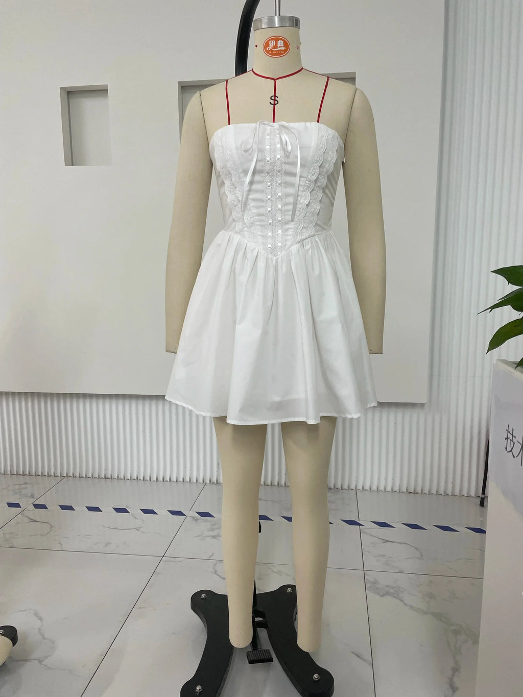 שמלת מיני בגזרת A קשירה בגב להצמדה במותן סטייל כפרי - Reya