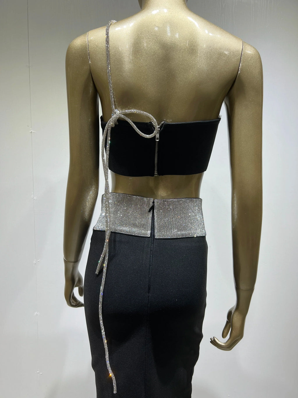 סט שני חלקים בעיטור זרקונים חצאית מקסי וטופ סטרפלס - LUAN