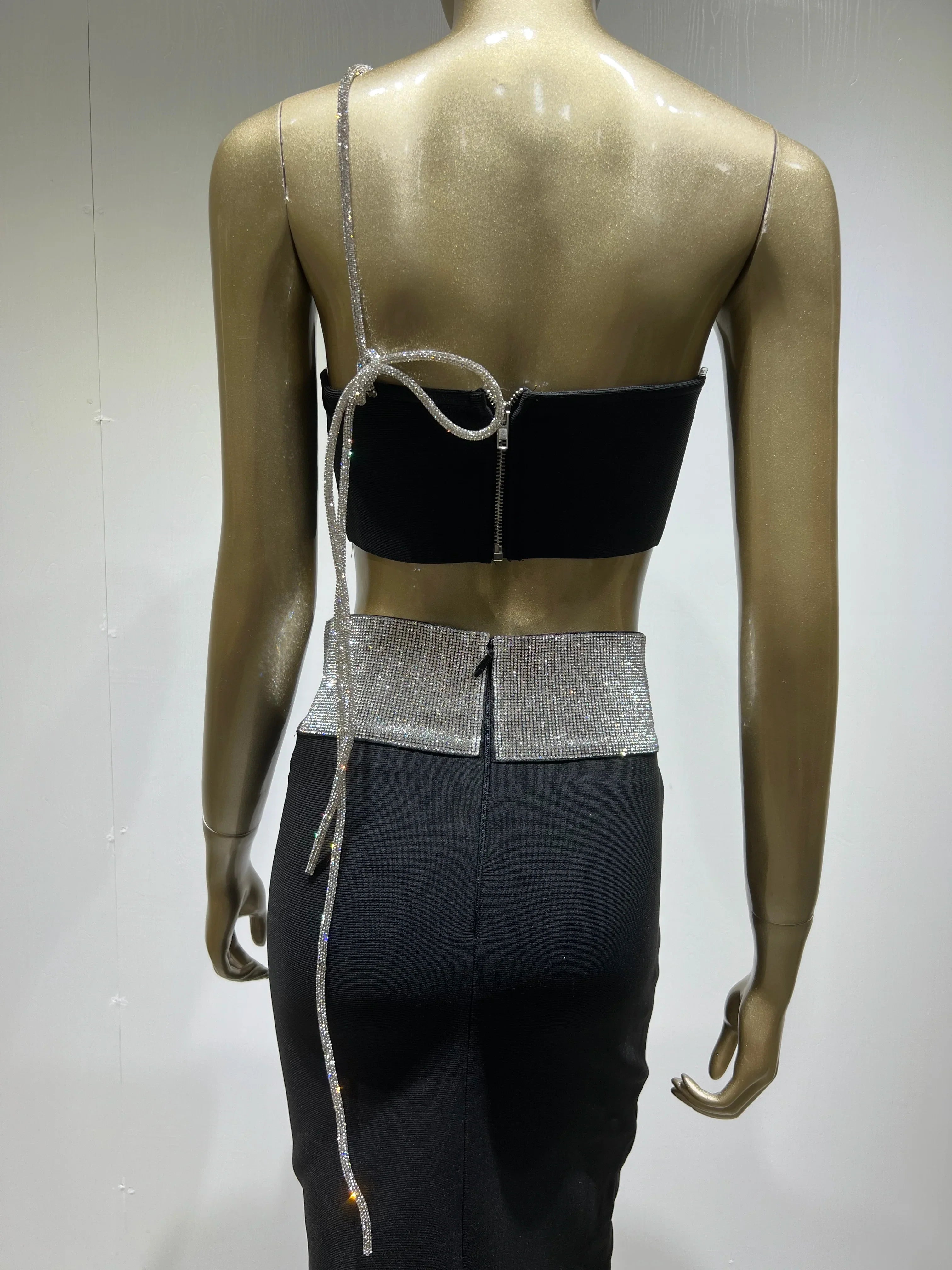 סט שני חלקים בעיטור זרקונים חצאית מקסי וטופ סטרפלס - LUAN