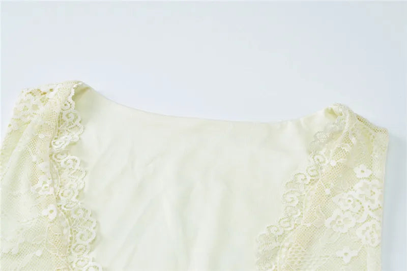 שמלת מיני צמודה בעיטור תחרה איורי רקמת פרחים ושסע קטן - ניל