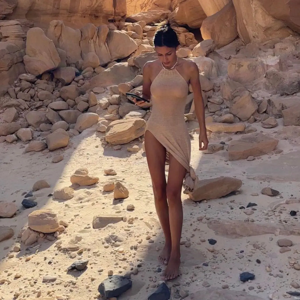 שמלת חוף מקסי קולר סרוגה בעיצוב שסע וקשירות בגב פתוח - סנדי