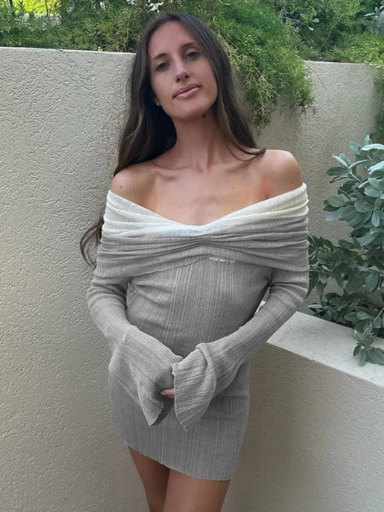 שמלת מיני סרוגה כתפיים חשופות בעיצוב כיווצים שרוולי פעמון - בל