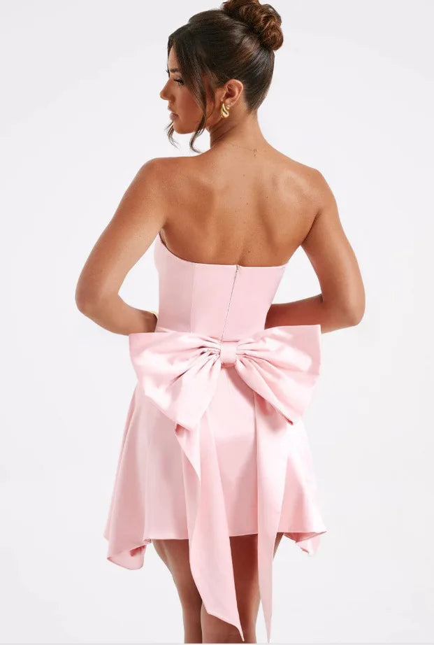 שמלת מיני סטרפלס סאטן בגזרת A בעיטור פפיון בעיצוב אסימטרי - Roselyn