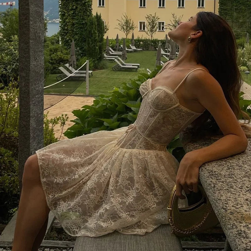 שמלת מיני תחרה בגזרת A בעיצוב מחוך - מילאן