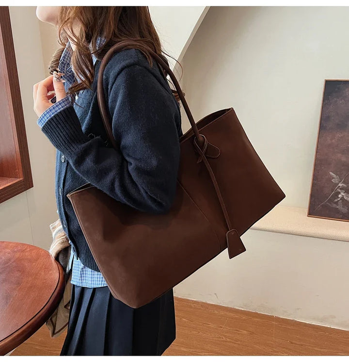 Suede bag with classic design