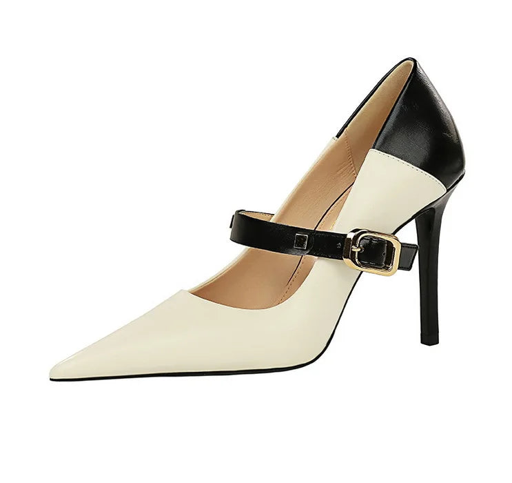 נעלי עקב שפיץ דמוי עור בעיטור אבזם - MARGARET