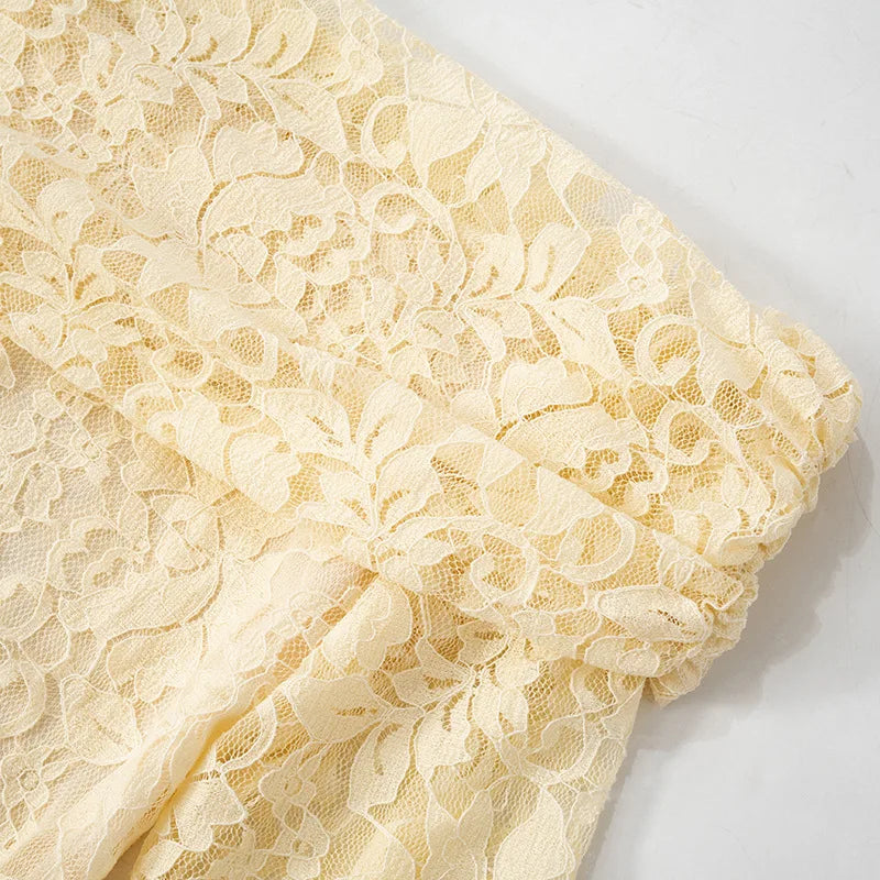 שמלת מיני תחרה כתפיים חשופות בעיטור חוטי קשירה במותן ובידיים - Aviana