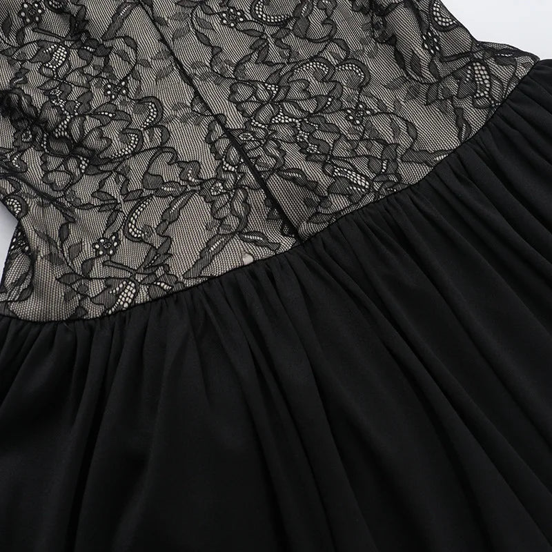 שמלת מיני סטרפלס בעיצוב מחוך בעיטור תחרה וחצאית בלון בגזרת קצפת - Mallory