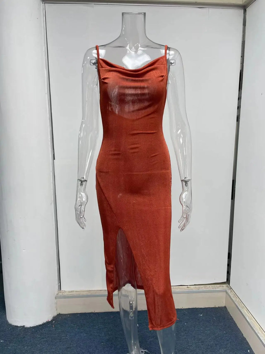 שמלת מידי קיצית סרוגה בעיטור שסע - סמייל