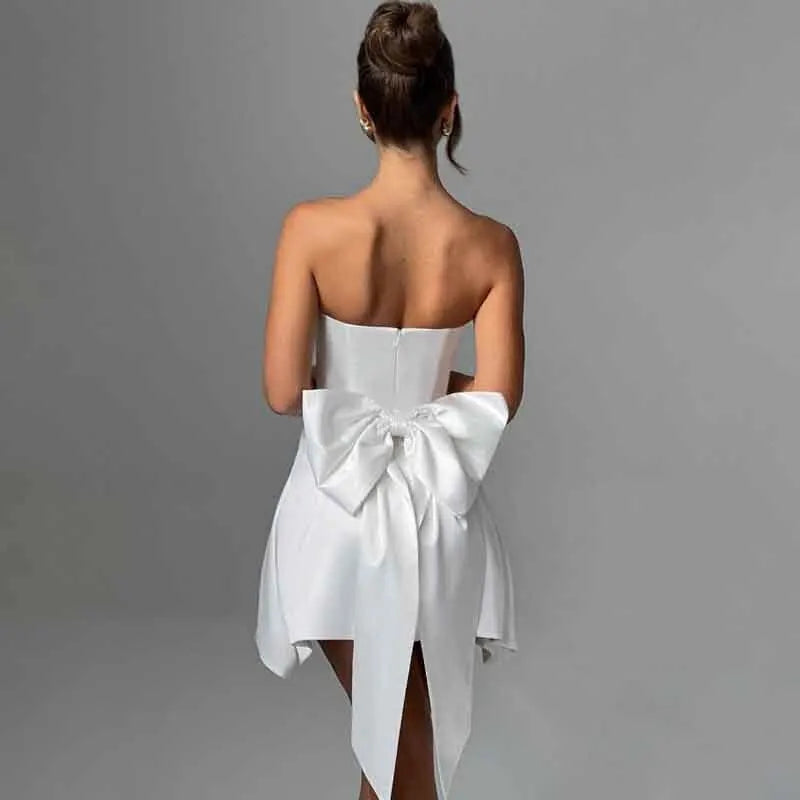 שמלת מיני סטרפלס סאטן בגזרת A בעיטור פפיון בעיצוב אסימטרי - Roselyn