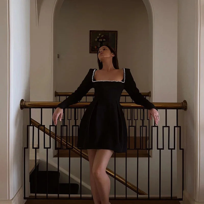 שמלת מיני בגזרת A בעיטור פנינים - קורי