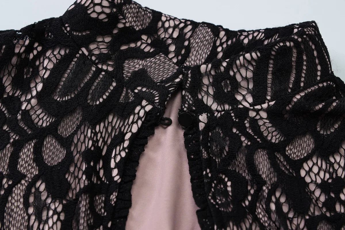 שמלת מיני תחרה צווארון גולף בעיטור כפתור - קימורה