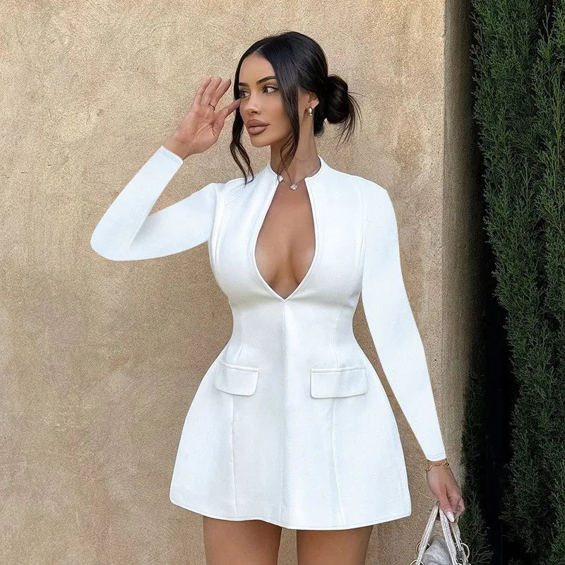 שמלת מיני בגזרת A מחשוף עמוק בעיטור כיסים - ביאנקה