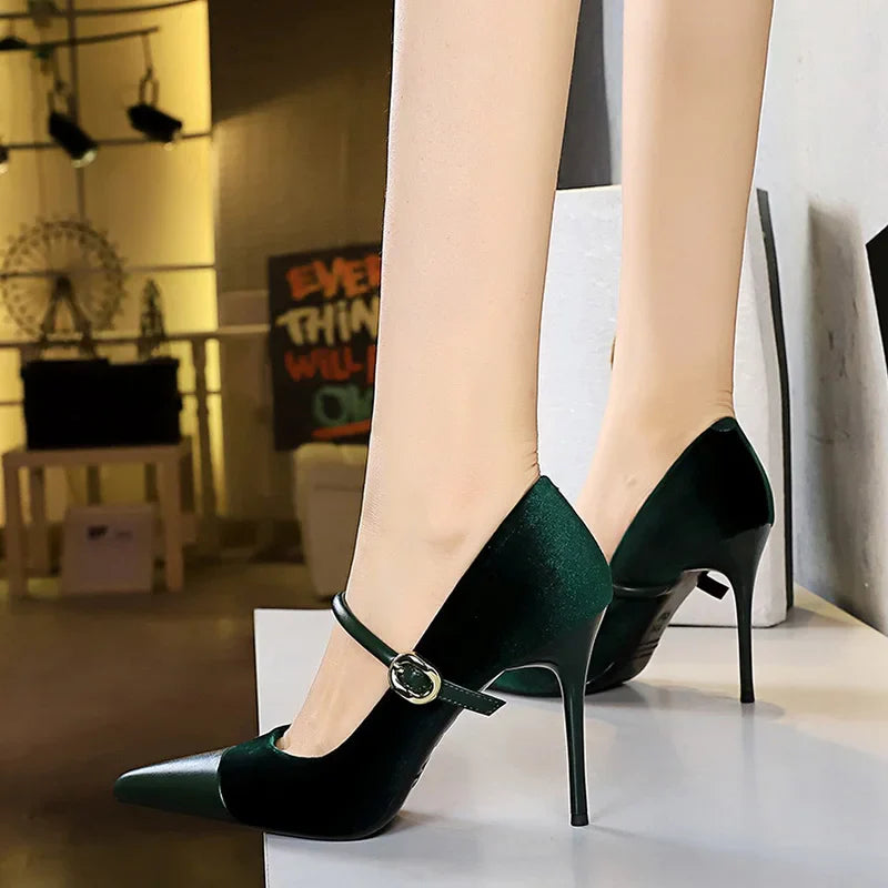 נעלי עקב שפיץ בעיטור אבזם בד קטיפה בשילוב דמוי עור - MABEL