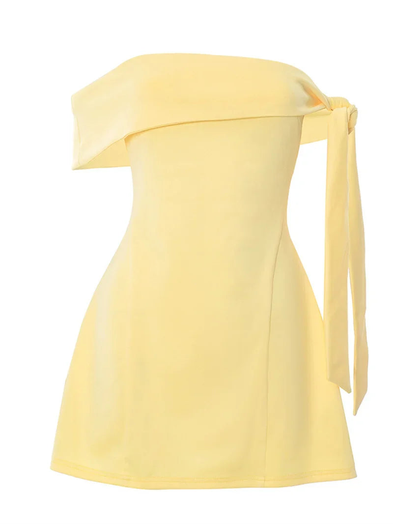 שמלת מיני בגזרת A כתפיים חשופות בעיטור קשירה - שלי