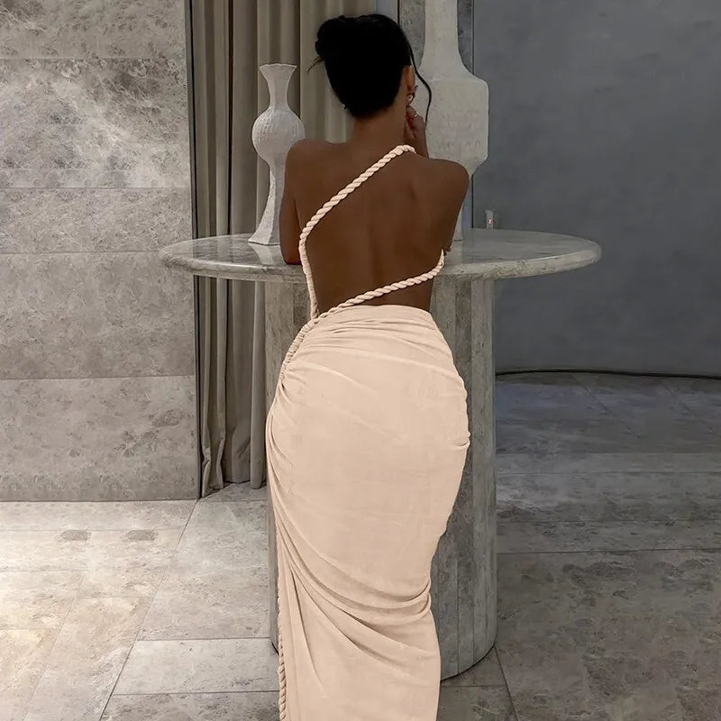 שמלת מקסי כתפייה אחת בעיצוב פתח ושסע בעיטור צמה - פנמה