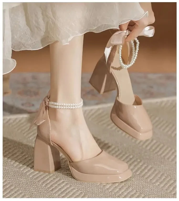 נעלי עקב דמוי עור מבריקות בעיטור פנינים ופפיון - ויויאן