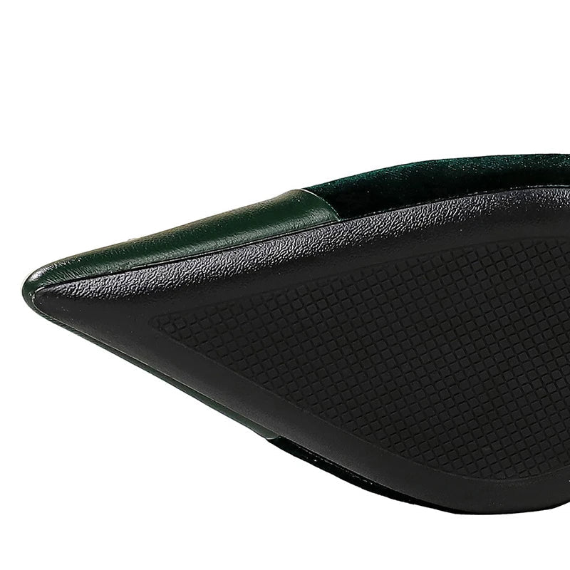 נעלי עקב שפיץ בעיטור אבזם בד קטיפה בשילוב דמוי עור - MABEL