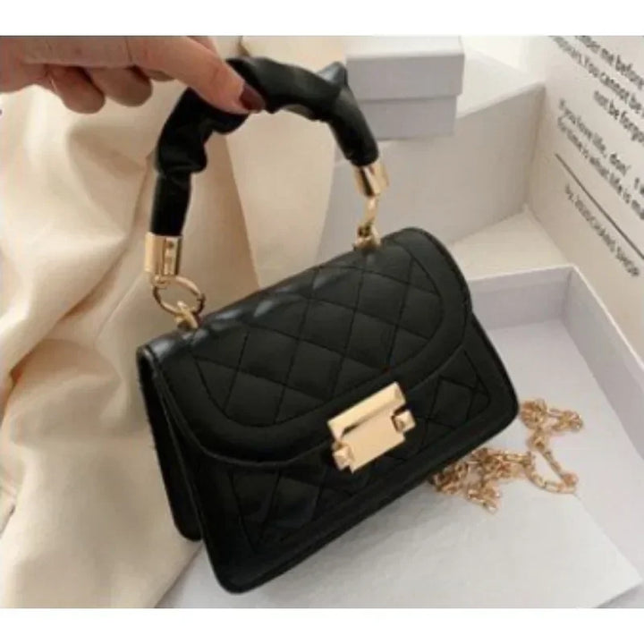 Faux leather handbag combined with chain strap